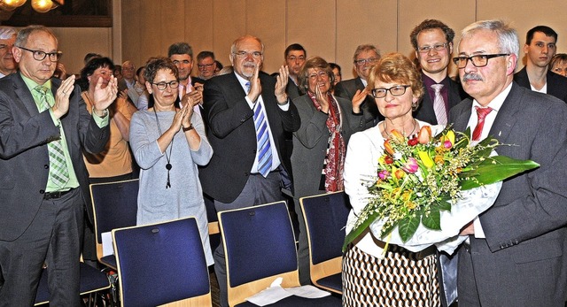 Applaus nach vielen Lobesworten nimmt ...Haas mit seiner Frau Monika entgegen.   | Foto: Bettina Schaller