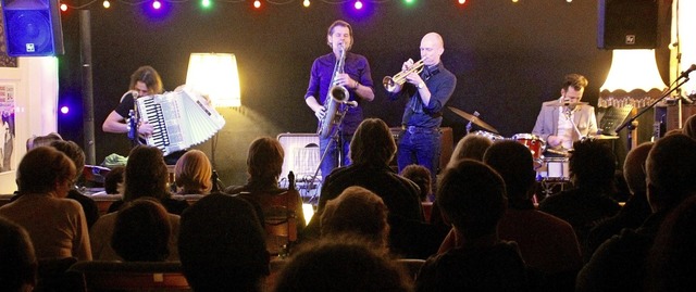Die Band Sidewalks bei ihrem Auftritt ...ten Gallagher&#8217;s Nest am Freitag   | Foto: Erika Sieberts