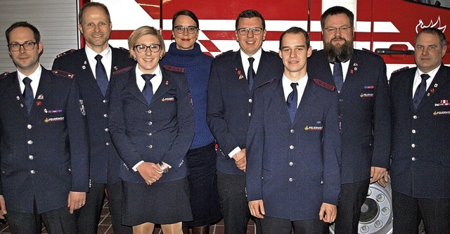 Gruppenbild bei den Wahlen und Ehrunge...der stellvertretende Stadtbrandmeister  | Foto: Paul Schleer