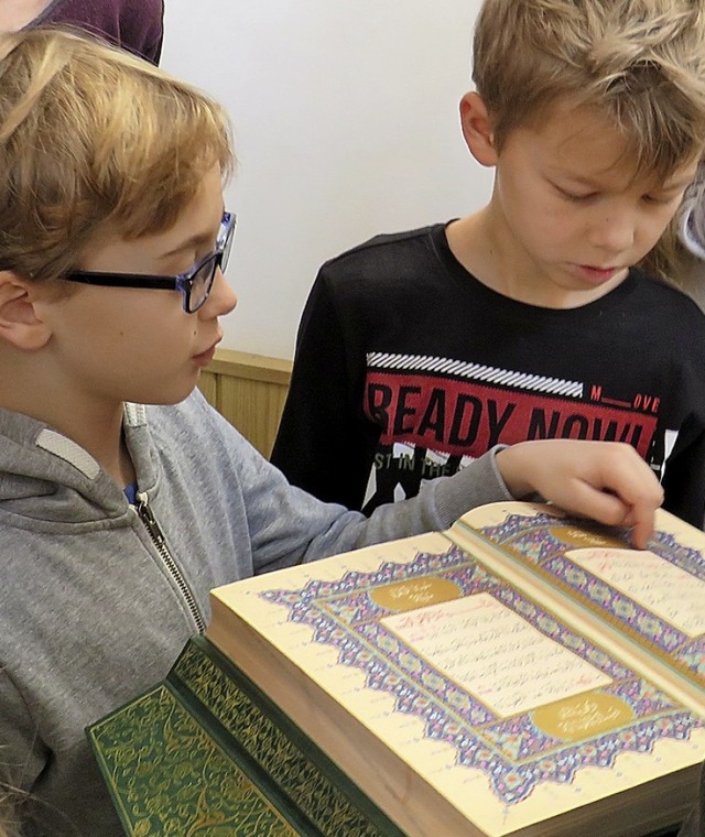 Kinder blicken in der Moschee in den Koran.   | Foto: Claudia Gempp