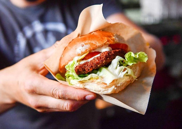 Alternative zum traditionellen Burger? Der Veggie-Burger  | Foto: dpa