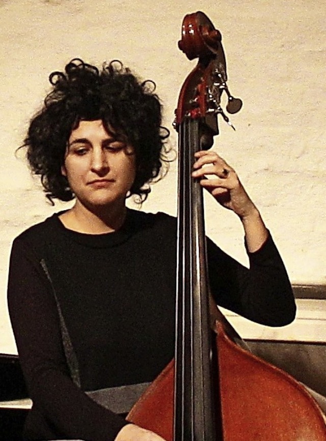 Bassistin Athina Kontou ist von Beginn an beim Johannes Bigge Trio dabei.   | Foto: Daniela Gschweng