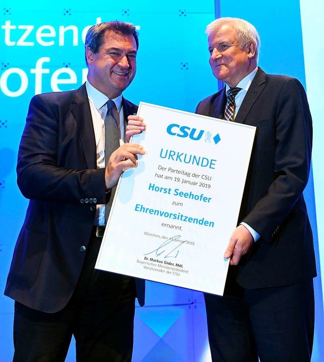 Der neue Vorsitzende Markus Sder (lin...eehofer zum Ehrenvorsitzenden der CSU.  | Foto: AFP