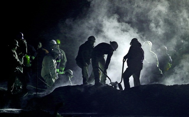 Mitarbeiter von Pemex arbeiten an der explodierten Pipeline.   | Foto: dpa