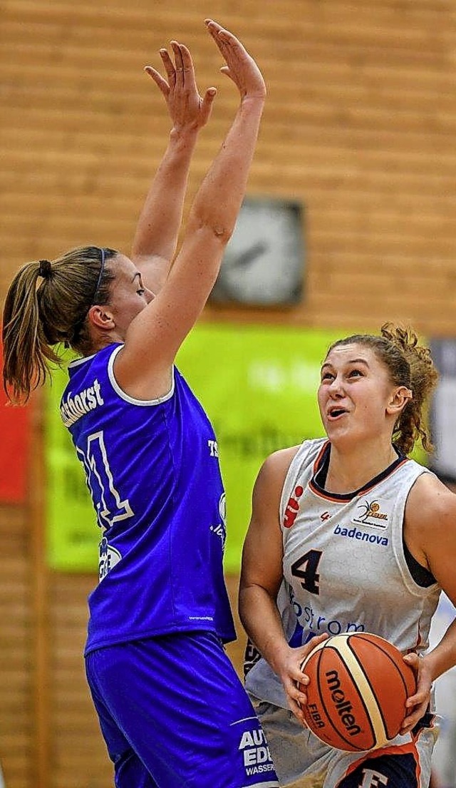 Szene aus dem Hinspiel: USC-Kapitnin ...n  Svenja Brunckhorst vorbeizukommen.   | Foto: Archivfoto: Seeger