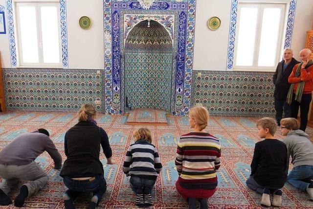 Kinder erkunden die Alperenler-Moschee in Rheinfelden