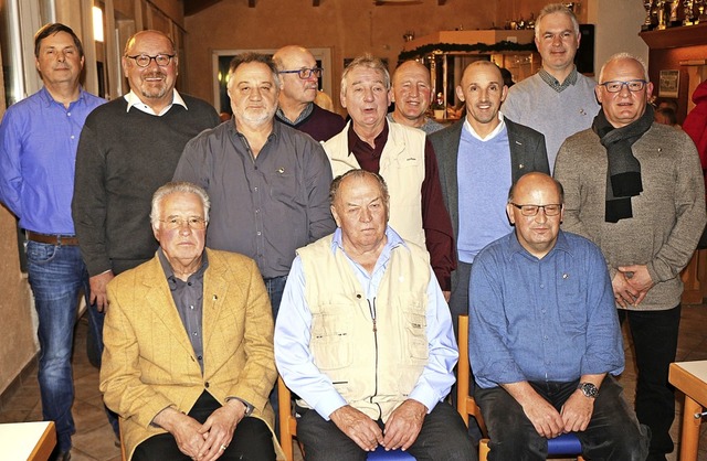 Ehrung fr 40 und 50 Jahre Mitgliedsch...auptversammlung treue Mitglieder aus.   | Foto: Helmut Hassler