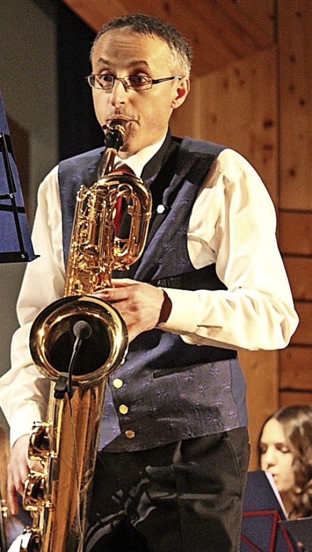 Solist Robert Winterhalder mit seinem ...axophon; rechts das Trompetenregister   | Foto: Gert Brichta