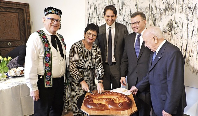 Bei der CDU wurde die Neujahrsbrezel a..., Christian Ringwald und Hugo Eisele.   | Foto: Sre