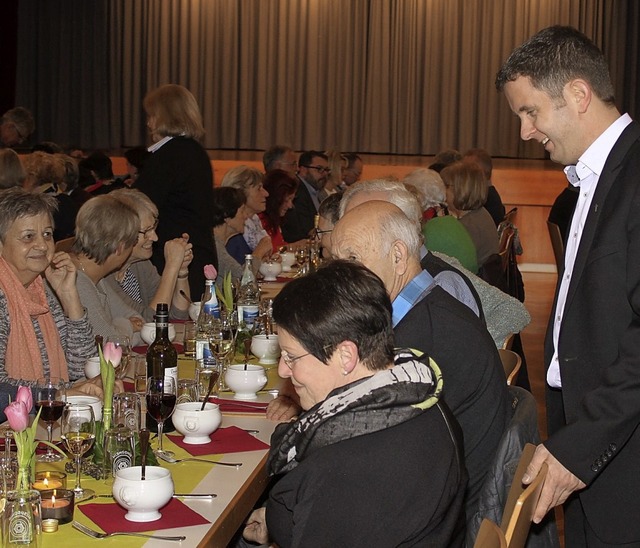 Pfarrer Michael Gartner nutzte den Dan...hrenamtlichen ins Gesprch zu kommen.   | Foto: Adelbert Mutz