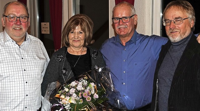 Blumen in Eichen: Gesangvereins-Chef  ...n links) fr 20 Jahre aktives Singen.   | Foto: Hans-Jrgen Hege
