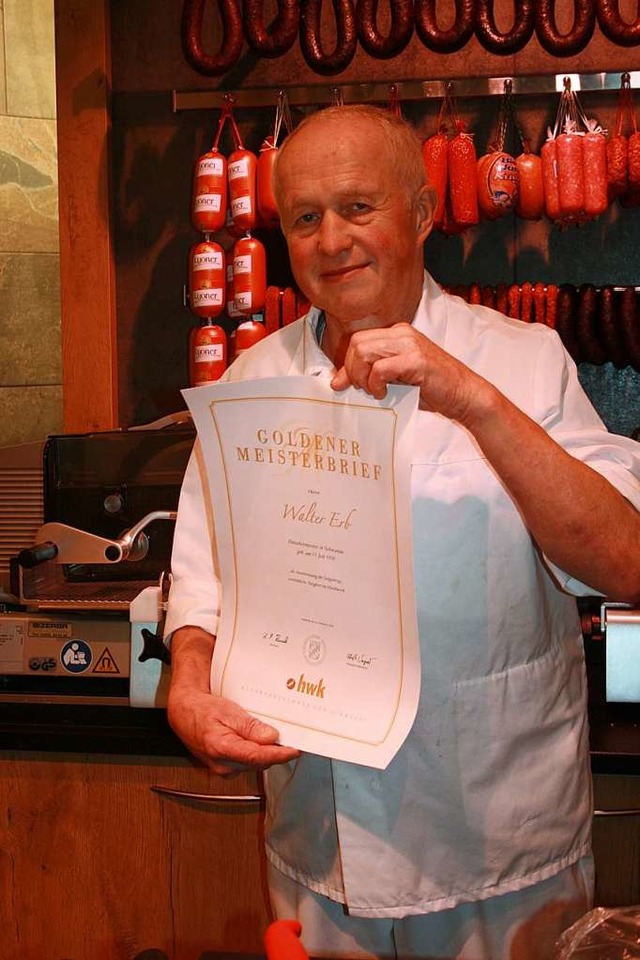 Auszeichnung auch fr sein Lebenswerk: Walter Erb und der Goldene Meisterbrief.  | Foto: Martin Frenk