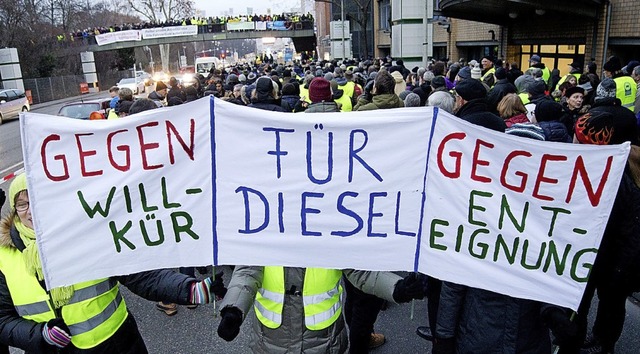 Demonstration gegen das Fahrverbot fr Dieselautos in Stuttgart   | Foto: dpa
