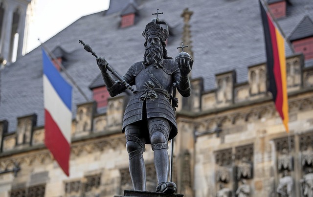 Eine Statue von Karl dem Groen, den m...chland und Frankreich unterschrieben.   | Foto: dpa
