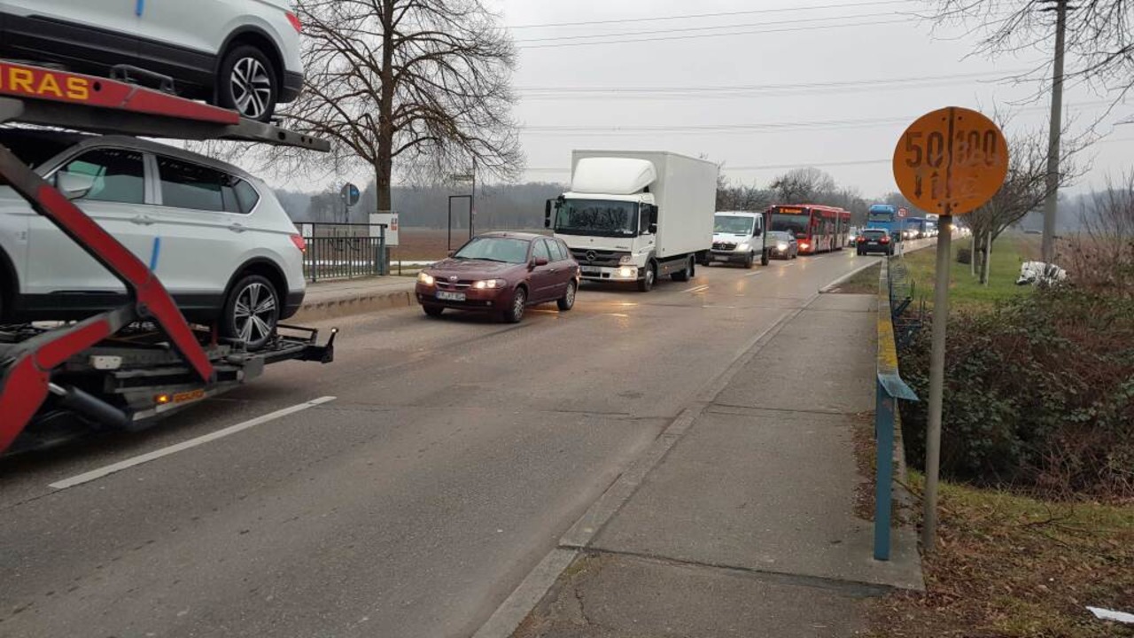 Ein kilometerlanger Stau hat sich nach...ischen Munzingen und Tiengen gebildet.  | Foto: Holger Knferl