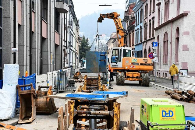 Auf der Baustelle in  der Luisenstrae...en gerade Rohre fr Fernwrme verlegt.  | Foto: Barbara Ruda