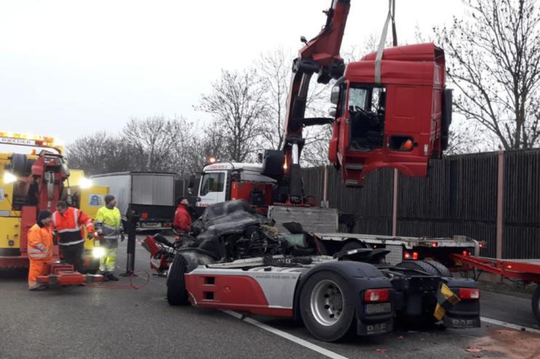 Beide Lastwagen sind nicht mehr fahrbe...rtiert werden &#8211; in Einzelteilen.  | Foto: kamera24.tv