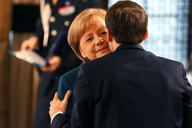 Angela Merkel und Emmanuel Macron begren sich in Aachen.  | Foto: dpa