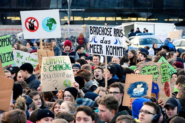 Tausende Schlerinnen und Schler habe...burg fr den Klimaschutz demonstriert.  | Foto: Thomas Kunz