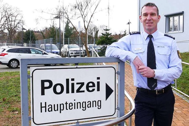 Joachim Adler freut sich, dass er nun ...ter des Breisacher Polizeireviers ist.  | Foto: Gerold Zink