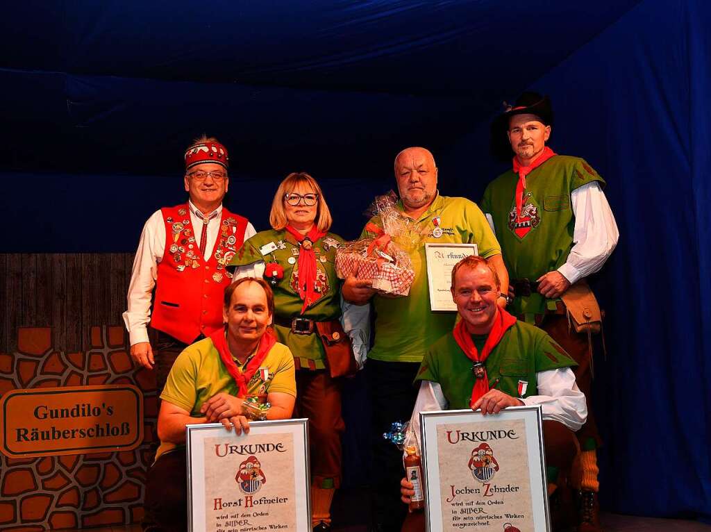 Ehrungen bei den Rubern Gndelwangen: (vorne, von links) Horst Hofmeier und  Jochen Zehnder, (hinten, von links) Hans Peter Weber, Martina Schaller, Ehrenmitglied Albert Hofmeier und Ingo Stegerer.