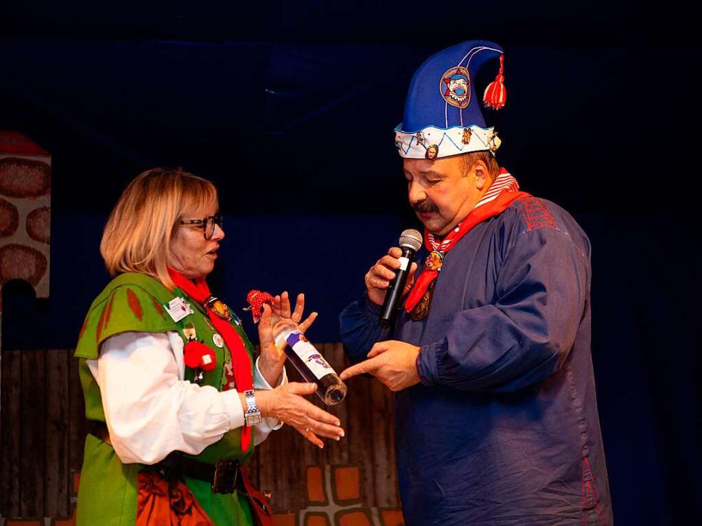 Zwei Mal 33 Schluck Pflumeschlucker-Wasser zum 66. Geburtstag, Martina Schaller und  Clemens Podeswa.