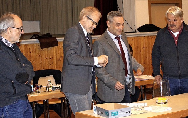 Wolfgang Seitz (links) sowie Wilfried ...r Christof Kaiser in der Ratssitzung.   | Foto: Reiner Beschorner