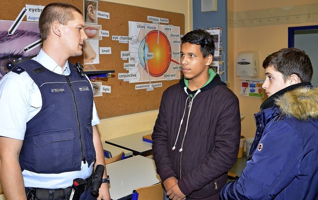 In der Hugo-Hfler-Realschule prsenti...eigten auch am Polizeiberuf Interesse.  | Foto: Hans-Jochen Voigt