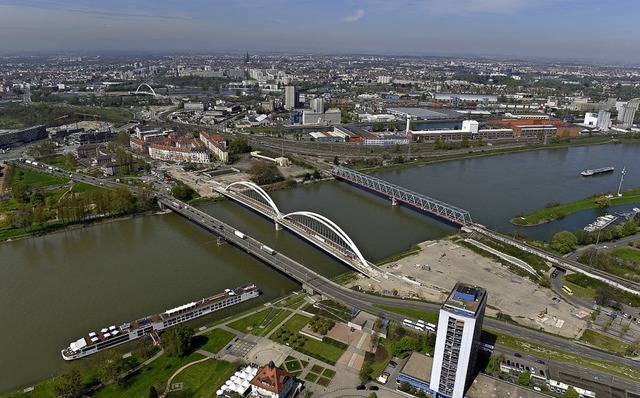 Wachsen lngst zusammen: Kehl/Ortenau ...tellte Fugnger- und Radfahrerbrcke   | Foto: Rothan