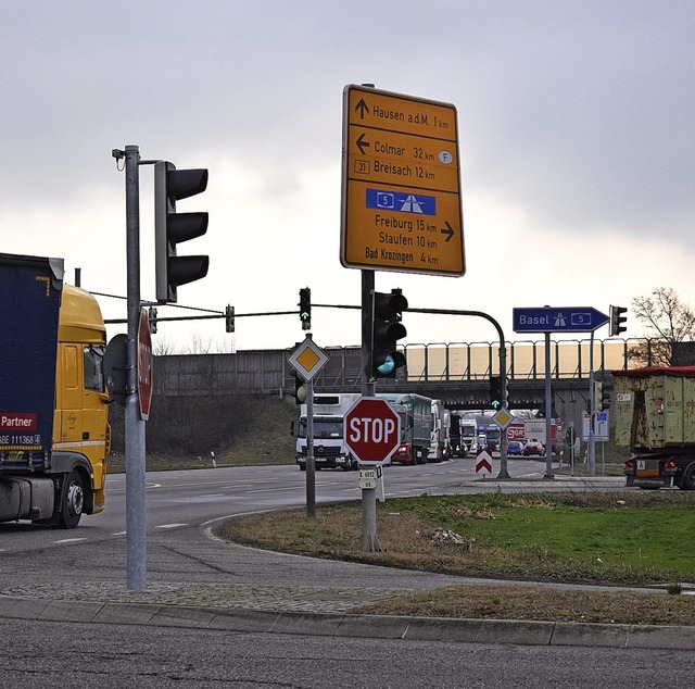 Rund um die Autobahn-Anschlussstelle, ...en dorthin bildeten sich lange Staus.   | Foto: Frank Schoch