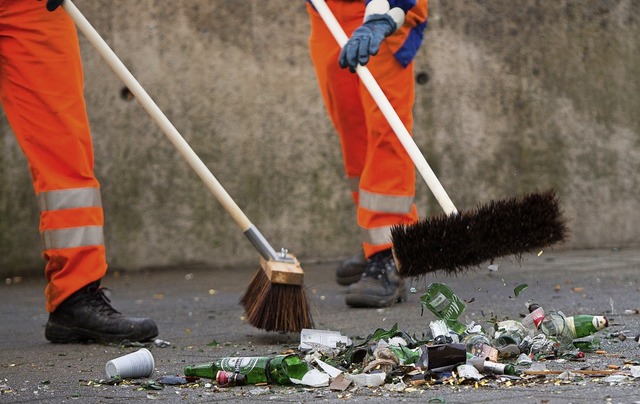 Derzeit mssen die Mitarbeiter des Wer...e Straen ohne Kehrmaschine reinigen.   | Foto: Symbolbild: DPA