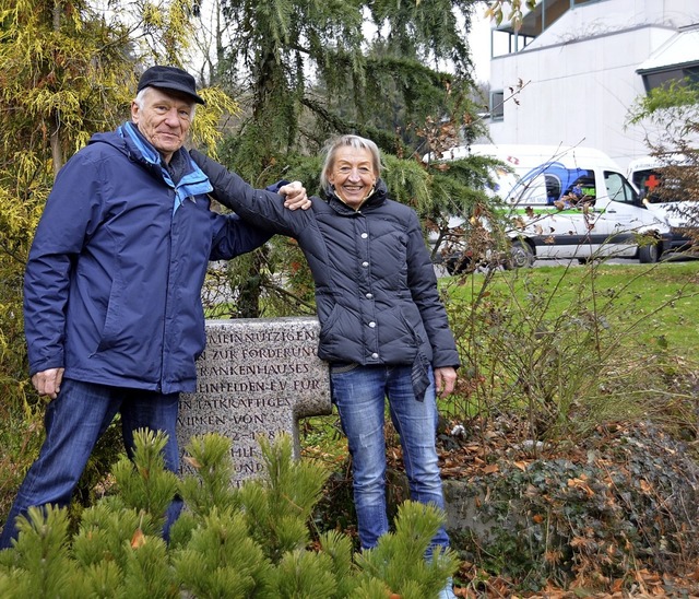 Horst Sift und Hannelore Nuss vom Frd...or der Klinik stehende Stele geputzt.   | Foto: Horatio Gollin