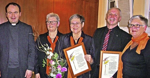 Pfarrer Helmut Lffler und Vorsitzende...rsitzende Roswitha Glaisner (rechts).   | Foto: Kirchenchor/Hubert Steiger