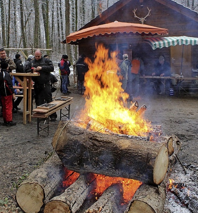 Glser gingen zu Bruch und ein Tisch v...nach der Holzversteigerung in Mappach.  | Foto: Symbolbild: Cremer