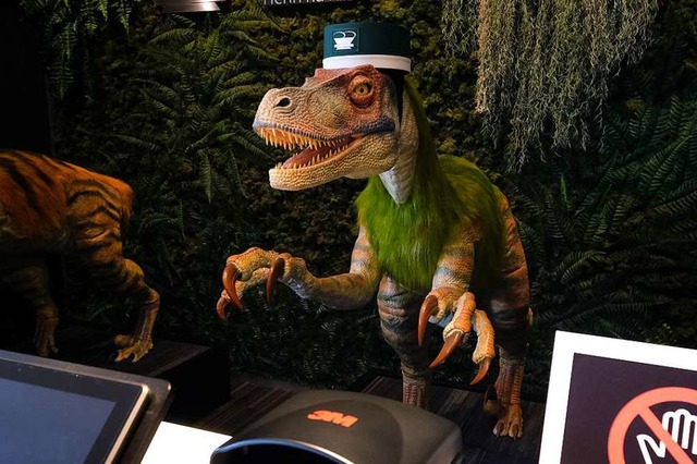 Die Dino-Roboter waren an der Hotelrezeption nur bedingt einsetzbar.   | Foto: afp