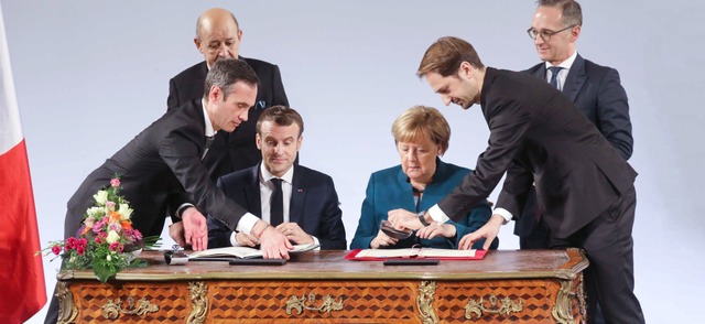 Geschafft! Der Freundschaftsvertrag is...rieben, jetzt kann die Tinte trocknen.  | Foto: AFP/privat