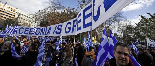 Aus Protest gegen die geplante Ratifiz...00 Demonstranten in Athen versammelt.   | Foto: dpa