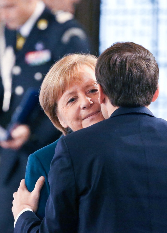 Ksschen fr Angela &#8211; Emmanuel Macron ist einfach charmant.  | Foto: dpa