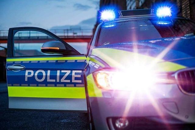 Klein-Lkw streift geparktes Auto in der Wiehre