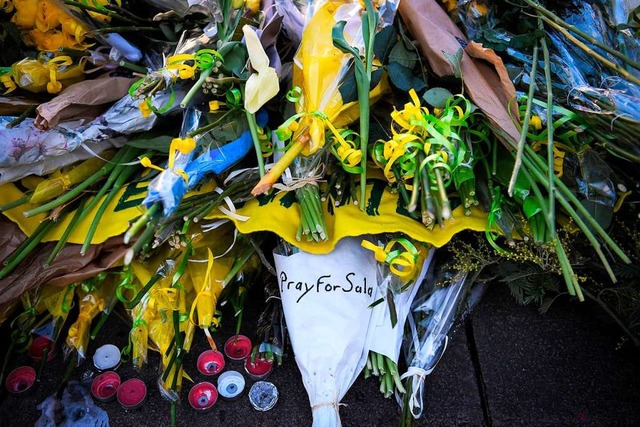 In Nantes haben Fans von Emiliano Sala Blumen niedergelegt.  | Foto: AFP