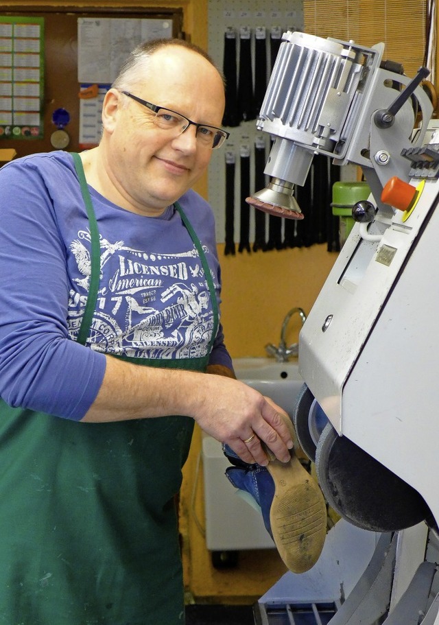 Schuhmacher Uwe Berntatz in seiner Werkstatt.   | Foto: Ute Schler