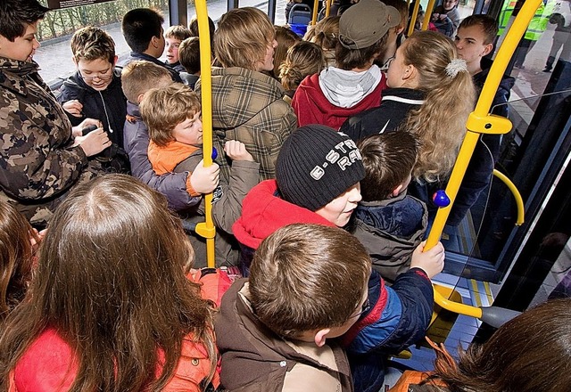 Eine Leserin beklagt das Verhalten von Schlern in Bussen.   | Foto: Symbolbild: DPA