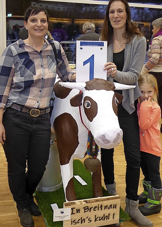 Manuela Mller (links) mit  Kollegin S...u erkennen ist, wie gro die Kuh ist.   | Foto: Stellmach