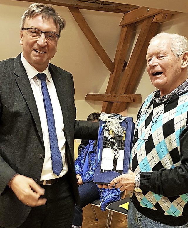 Brgermeister Walter Laub (links) dankt  Rolf Hug.   | Foto: Steckmeister