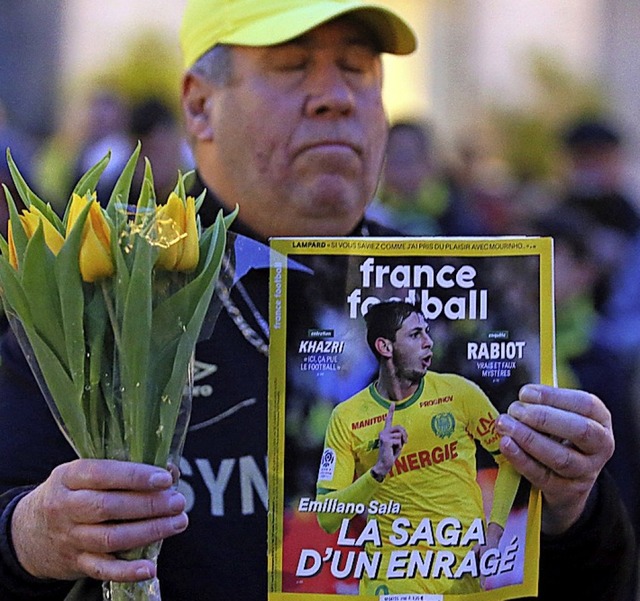 Ein Fan trauert mit dem Bild Salas auf einem Magazincover.   | Foto: dpa