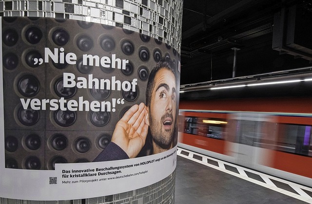 Ein Plakat  wirbt auf einem Frankfurte... Bahnhfen, das derzeit getestet wird.  | Foto: dpa