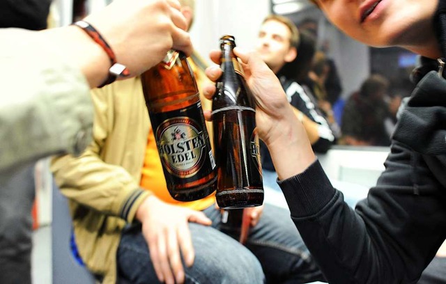 Bier drfen Jugendliche erst ab 16 Jahren kaufen (Symbolbild).  | Foto: dpa