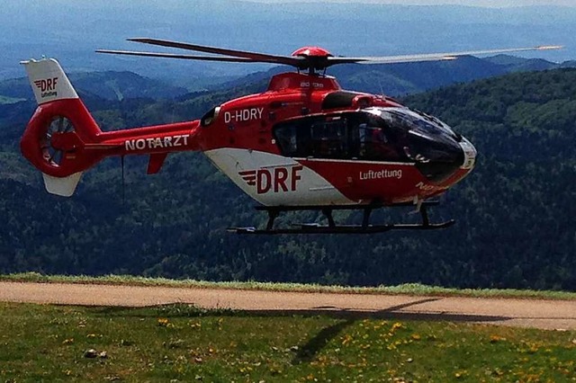 Nach dem schweren Verkehrsunfall am Mi...werverletzten ins Krankenhaus fliegen.  | Foto: Bergwacht Schwarzwald