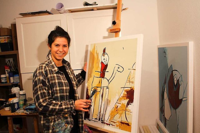 Johanna Schwald arbeitet bei sich zu Hause an einem ihrer Werke.  | Foto: Sophia Kaiser 
