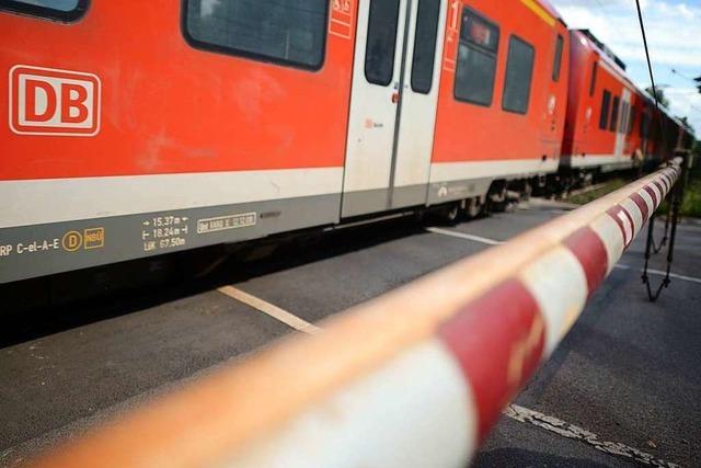 Laster reit Schranke am Bahnbergang bei Raitbach mit